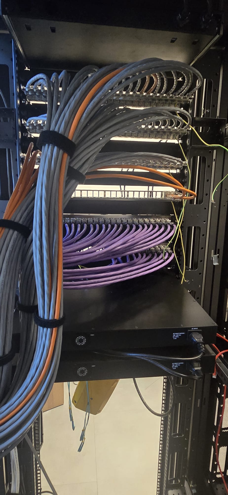 Patchpaneel met gebundelde en gekamde datakabels